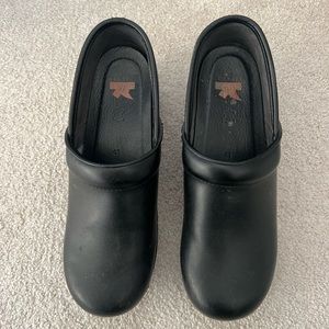 Dansko women’s black clogs